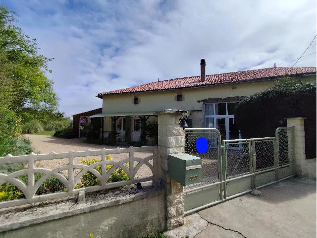 Huis te koop in&nbsp;AMBERNAC 16490 Charente Poitou-Charentes France: Prachtige cottage met twee slaapkamers, gelegen in een fraai aangelegde tuin. Genesteld in een rustig gehucht nabij Ambernac en op korte rijafstand van Confolens, biedt deze charmante cottage de perfe...