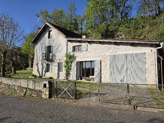 Huis te koop in&nbsp;MONTAIGU-DE-QUERCY 82150 Tarn-et-Garonne Midi-Pyrénées France: Huis met 3.000 m² grond. EXCLUSIEF IN BEAUX VILLAGES! 90 m² woning, gelegen in een rustige en groene omgeving.<br />
<br />
De woning omvat een lichte woonkamer, een functionele keuken, drie slaapkamers en ee...