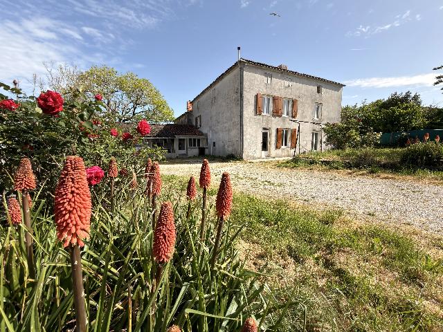 Huis te koop in&nbsp;RAIX 16240 Charente Poitou-Charentes France: Een blanco canvas om uw droomhuis te creëren. EXCLUSIEF BIJ BEAUX VILLAGES! Deze ruime woning biedt een fantastische kans om uw ideale huis te ontwerpen en te realiseren. Het is gelegen in een klein ...