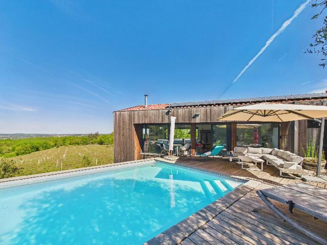 Maison&agrave; vendre &agrave;&nbsp;MAUROUX 46700 Lot: Superbe maison d'architecte avec une vue imprenable sur les vignes du Lot. Nichée dans un environnement préservé, au cœur de la vallée du Lot, cette maison d’architecte en ossature bois offre u...