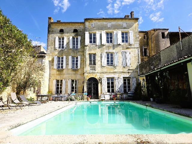 Gîtes/Chambres d'hôtes&agrave; vendre &agrave;&nbsp;CASTILLON-LA-BATAILLE 33350 Gironde: Maison de caractère avec maison d’amis au cœur de Castillon-la-Bataille. Située dans la dynamique ville riveraine de Castillon-la-Bataille, cette élégante maison de ville bénéficie d’un emp...
