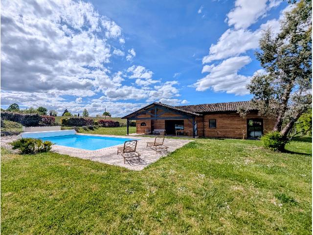 House for sale in&nbsp;MONFLANQUIN 47150 Lot-et-Garonne Aquitaine France: Architect-designed home with pool close to the bastide of Monflanquin. Set in a peaceful and idyllic setting, just a few minutes from the charming village of Monflanquin, this superb architect-designe...