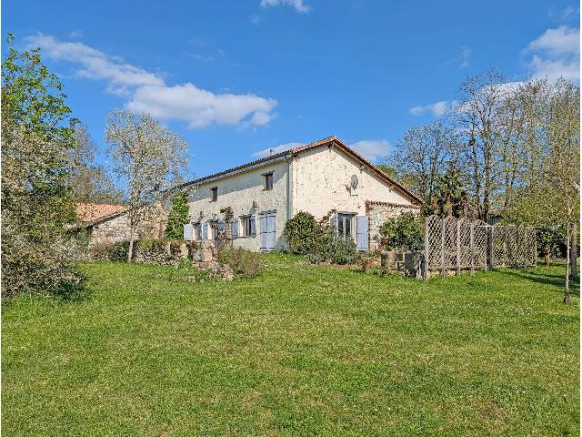 Huis te koop in&nbsp;MONBAHUS 47290 Lot-et-Garonne Aquitaine France: Stenen boerderij aan de rand van het dorp. EXCLUSIEF BIJ BEAUX VILLAGES! Deze prachtige stenen woning biedt veel potentie.<br />
<br />
In het verleden was een deel van het huis ingericht voor kortetermijnverhu...