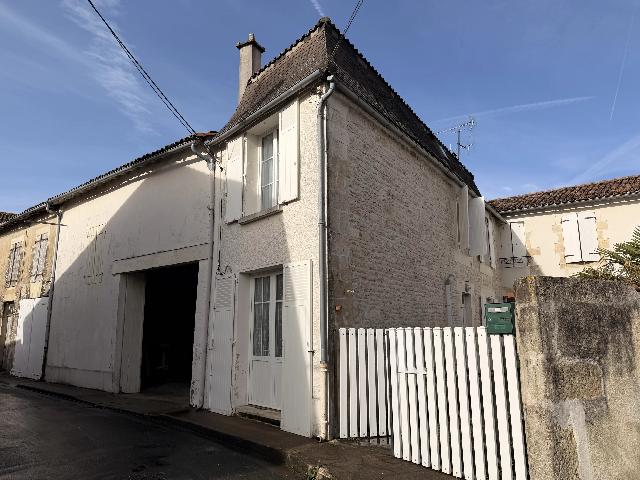 Huis te koop in&nbsp;SAUZÉ-VAUSSAIS 79190 Deux-Sèvres Poitou-Charentes France: Charmante woning met schuur en privébinnenplaats in het hart van Sauzé-Vaussais. Deze charmante woning is ideaal gelegen in het hart van Sauzé-Vaussais, met een bakker om de hoek en winkels en voor...