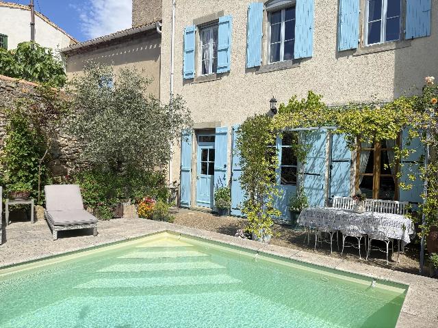 Huis te koop in&nbsp;PÉPIEUX 11700 Aude Languedoc Roussillon France: Voormalige pastorie getransformeerd met een luxueuze afwerking van binnen en van buiten, inclusief ommuurde tuin en zwembad. EXCLUSIEF BIJ BEAUX VILLAGES! Alles aan deze voormalige pastorie ademt luxe...