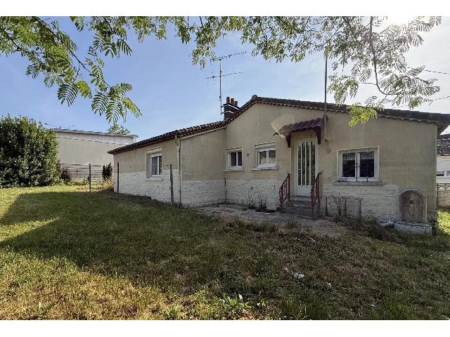 Huis te koop in&nbsp;RUFFEC 16700 Charente Poitou-Charentes France: Gelijkvloerse woning met 3 slaapkamers en garage in Ruffec. Deze gelijkvloerse woning is gelegen in het hart van het charmante stadje Ruffec, dicht bij alle essentiële voorzieningen.<br />
<br />
De woning bes...