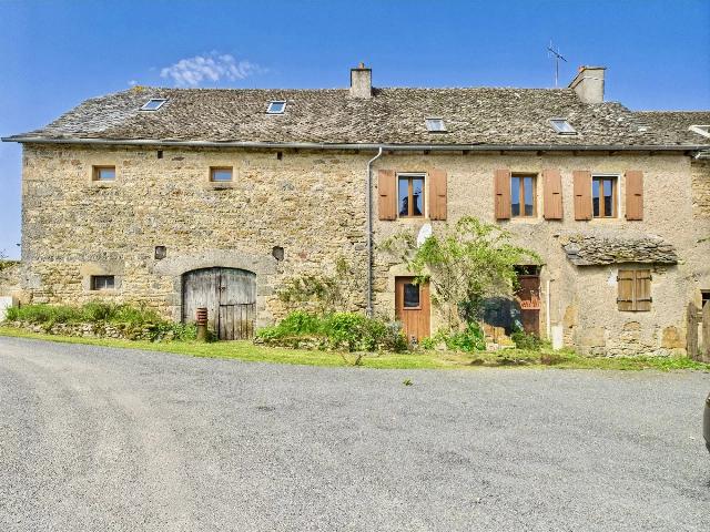 Huis te koop in&nbsp;SAINT-FÉLIX-DE-LUNEL 12320 Aveyron Midi-Pyrénées France: Stijlvolle, verbouwde stenen schuur nabij Conques. EXCLUSIEF BIJ BEAUX VILLAGES! Ideaal vakantiehuis of charmante eerste woning.<br />
<br />
Gelegen op slechts 20 minuten van het beroemde dorp Conques – een ...