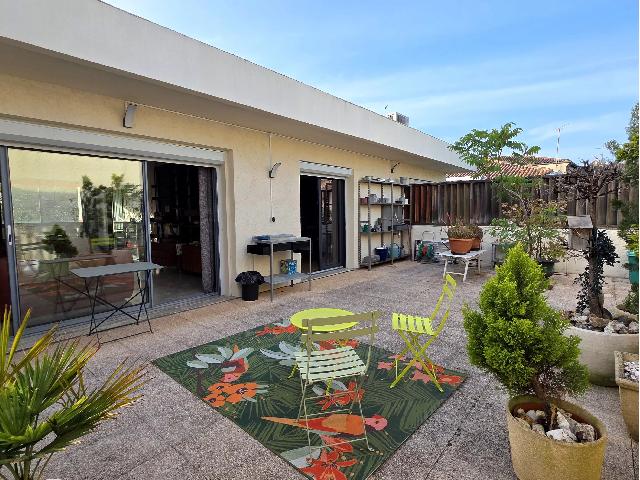 Huis te koop in&nbsp;MIRAMONT-DE-GUYENNE 47800 Lot-et-Garonne Aquitaine France: De perfecte lifestyle-woning – Bedrijfspand beneden, droomhuis boven. Een uitzonderlijke kans om eigenaar te worden van een veelzijdig bedrijfspand met een prachtig gerenoveerd appartement met twee ...