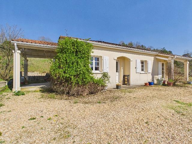 Huis te koop in&nbsp;JAVERLHAC-ET-LA-CHAPELLE-SAINT-ROBERT 24300 Dordogne Aquitaine France: Charmante bungalow met 2 slaapkamers op loopafstand van voorzieningen. EXCLUSIEF BIJ BEAUX VILLAGES! Deze charmante bungalow biedt comfortabel en gemakkelijk wonen op slechts een korte wandeling van h...