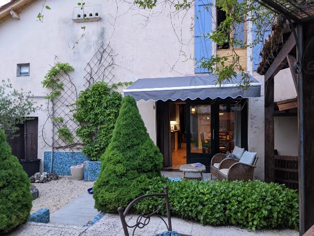 Huis te koop in&nbsp;AUBETERRE-SUR-DRONNE 16390 Charente Poitou-Charentes Frankrijk: Charmant landhuis met aparte studio en zwembad. Dit charmante landhuis is gelegen in een klein gehucht, halverwege het pittoreske Aubeterre-sur-Dronne en het levendige stadje Chalais.<br />
<br />
U betreedt de...