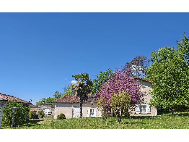 House&nbsp;for sale&nbsp;AUBETERRE-SUR-DRONNE 16390 Charente Poitou-Charentes France: Large family home in Saint Privat en Périgord. Discover this charming property of approximately 190 m², comprising two semi-detached houses, each offering all the necessary comforts.<br />
Situated in th...