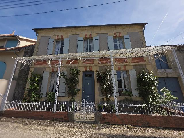 Huis te koop in&nbsp;EYMET 24500 Dordogne Aquitaine France: Fantastische vrijstaande woning in een van de meest charmante stadjes van de Dordogne. Ontdek deze aantrekkelijke vrijstaande woning, ideaal gelegen in het gewilde middeleeuwse vestingstadje Eymet, ee...