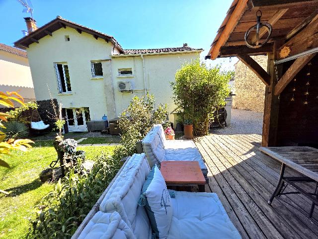 Huis te koop in&nbsp;EYMET 24500 Dordogne Aquitaine France: Charmante, gerenoveerde woning in Bastide met tuin en parkeergelegenheid. Ontdek een uitzonderlijke kans om eigenaar te worden van een prachtig gerenoveerde, ruime woning met drie tweepersoonsslaapkam...