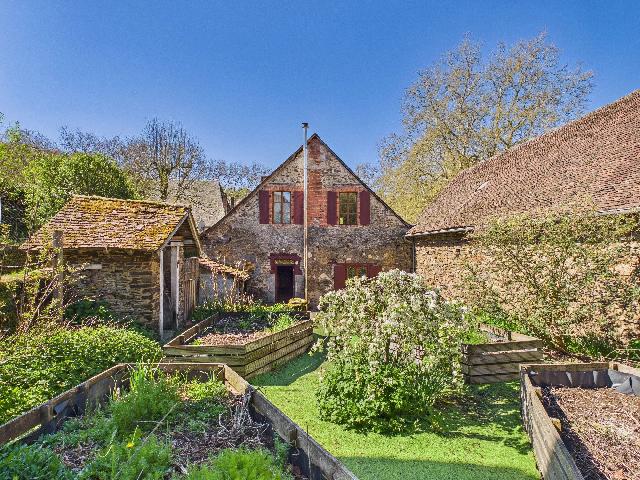 Gîtes/Chambres d'hôtes te koop in&nbsp;SÉGUR-LE-CHÂTEAU 19230 Corrèze Limousin France: Familiehuis met inkomstenpotentieel in een levendig en prachtig dorp. In het hart van dit historische Plus Beau Village de France staat dit ruime familiehuis, dat al jarenlang dienstdoet als bed-and-b...
