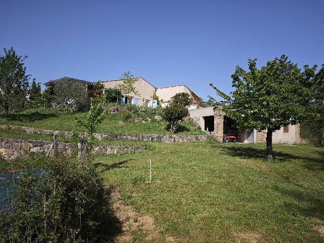 Huis te koop in&nbsp;SERRES 05700 Hautes-Alpes Provence Alpes Côte d'Azur France: Ruime gelijkvloerse villa met grote tuin en prachtig uitzicht. Gelegen in het hart van een van de mooiste landschappen in de omgeving, geniet deze charmante gelijkvloerse woning van een rustige liggin...
