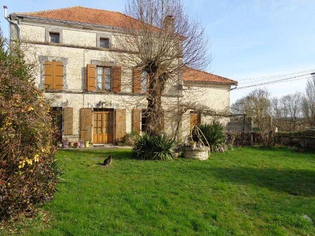 House&nbsp;for sale&nbsp;LONGRÉ 16240 Charente Poitou-Charentes France: Characterful 4 bedroom village house to finish renovating. EXCLUSIVE TO BEAUX VILLAGES! Step into this charming village house, rich in character and opportunity, ideally located within walking distanc...
