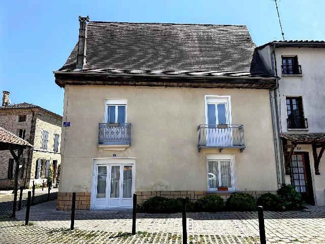 Haus&nbsp;zu verkaufen in&nbsp;ALLEMANS-DU-DROPT 47800 Lot-et-Garonne Frankreich. Charmantes Dorfhaus mit Potenzial, Einkaufsmöglichkeiten fußläufig erreichbar – Allemans-du-Dropt. Dieses charmante Dorfhaus mit ca. 100 m² Wohnfläche befindet sich in idealer Lage im begehrten...