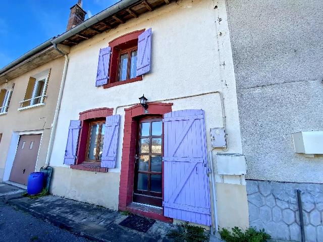 Maison &agrave; vendre &agrave;&nbsp;PEYRAT-DE-BELLAC 87300 Haute-Vienne Limousin France: Jolie maison de hameau avec une autre maison à rénover tout proche de Bellac. Située dans un joli hameau de Peyrat-de-Bellac, cette propriété est composée de deux maisons. <br />
<br />
La maison principa...