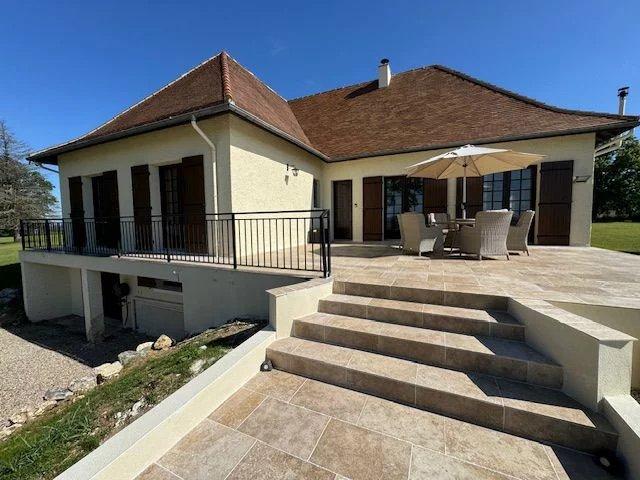House&nbsp;for sale&nbsp;POMPORT 24240 Dordogne Aquitaine France: A beautifully renovated, 5 bed/5 bath home offering spacious living, excellent potential and outstanding views. Ideally located less than 10 km from Bergerac, this beautifully maintained and light-fil...
