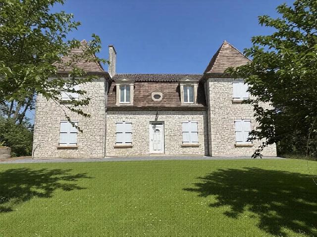 Huis te koop in&nbsp;BERGERAC 24100 Dordogne Aquitaine Frankrijk: Ruim familiehuis op een rustige locatie dicht bij alle voorzieningen. Dit imposante, lichtgroene huis ligt ten noorden van Bergerac en biedt royale ruimtes, ideaal voor een groot gezin of een thuiswer...