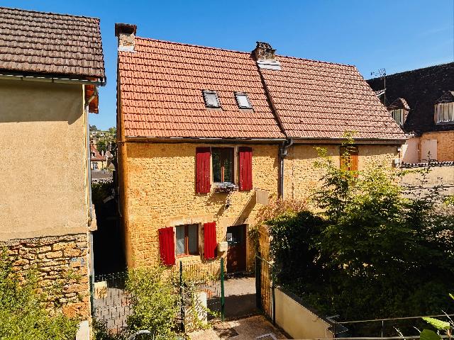 Maison &agrave; vendre &agrave;&nbsp;SARLAT-LA-CANÉDA 24200 Dordogne Aquitaine France: Maison en pierre 3 chambres avec terrasse à deux pas du centre historique de Sarlat-la-Canéda. Située dans un environnement calme, à seulement 2 minutes à pied du centre historique de Sarlat-la-C...
