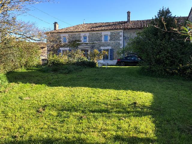 Huis te koop in&nbsp;LORIGNÉ 79190 Deux-Sèvres Poitou-Charentes France: Aantrekkelijk stenen huis met een volgroeide tuin. Een traditioneel stenen huis in een gehucht op korte rijafstand van de marktstad Sauzé-Vaussais en al haar voorzieningen.<br />
<br />
Een ruime woning met ee...