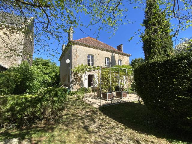 House&nbsp;for sale&nbsp;VALENCE-EN-POITOU 86700 Vienne Poitou-Charentes France: Characterful 19th-Century Presbytery Set in Over 2 Hectares Near Poitiers. Discover this charming 19th-century presbytery, located around 15–20 minutes from Poitiers, set within over 2 hectares of p...