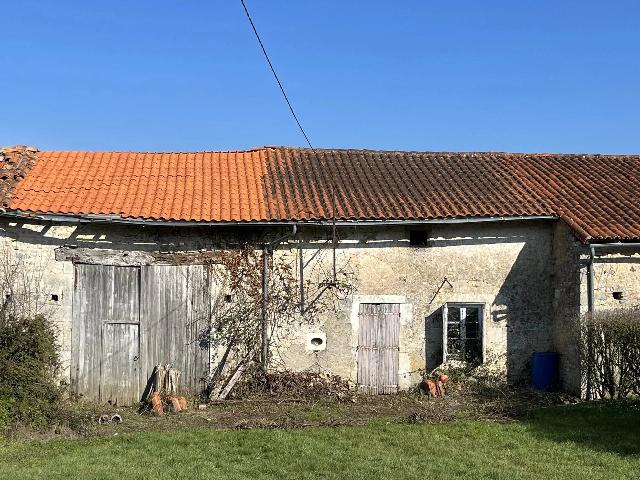 Huis te koop in&nbsp;BENEST 16350 Charente Poitou-Charentes Frankrijk: Renovatieproject schuur. EXCLUSIEF BIJ BEAUX VILLAGES! Een fantastische kans om een ​​renovatieproject te kopen dat (onder voorbehoud van de benodigde vergunningen) kan worden omgebouwd tot een wo...