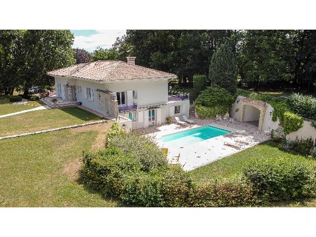 Commercial-property&nbsp;for sale&nbsp;BARBEZIEUX-SAINT-HILAIRE 16300 Charente Poitou-Charentes France: 5 bedroom 'mini-mansion' with in-ground pool. This stunningly impressive mini-mansion, set in wonderful parkland grounds on the outskirts of the pretty town of Barbezieux, is not to be missed. Boastin...