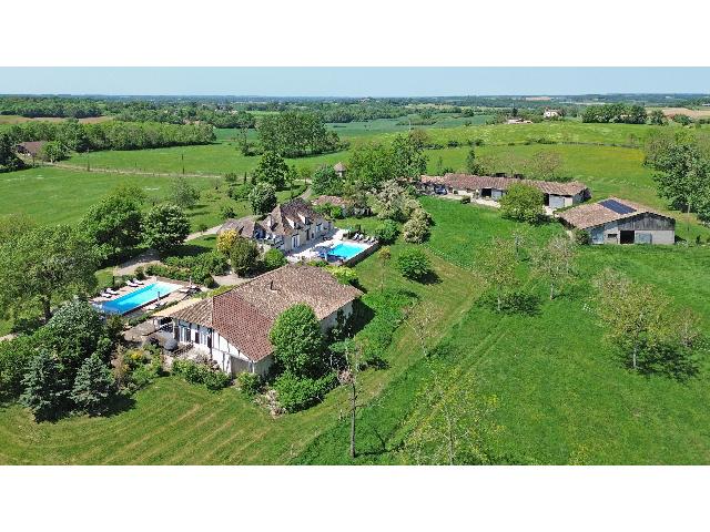 Pferde Objekt&nbsp;zu verkaufen in&nbsp;MONTIGNAC-DE-LAUZUN 47800 Lot-et-Garonne Frankreich. Außergewöhnliches 20 Hektar großes Anwesen bei Lauzun. EXKLUSIV BEI BEAUX VILLAGES! Dieses außergewöhnliche 20 Hektar große Anwesen bei Lauzun ist ideal für Reitsport, Ferienwohnungen oder Mehr...