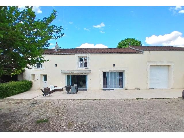 Haus&nbsp;zu verkaufen in&nbsp;RÉPARSAC 16200 Charente Frankreich. Großzügiges 4-Zimmer-Haus mit modernem Komfort. Entdecken Sie dieses charmante 208 m² große Haus in einem ruhigen Dorf, nur wenige Minuten von Jarnac entfernt. Es bietet Ruhe und Komfort für Fami...