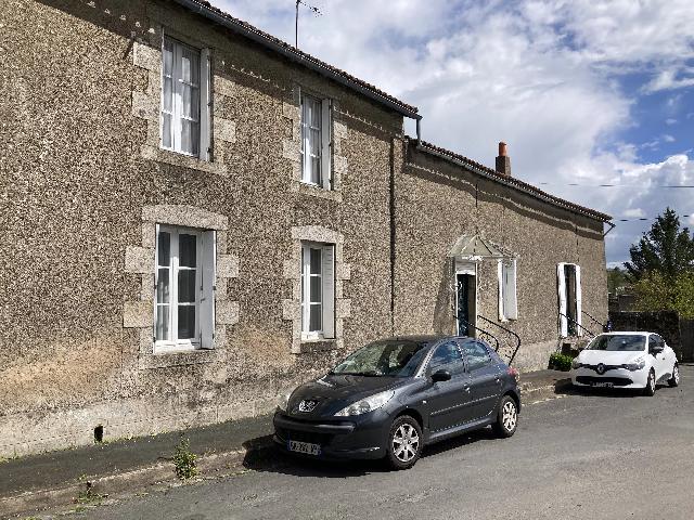 Huis te koop in&nbsp;CHÂTILLON-SUR-THOUET 79200 Deux-Sèvres Poitou-Charentes France: Ruim herenhuis te renoveren. Een karaktervol pand op een prominente locatie in een rustige straat, vlakbij de rivier en de middeleeuwse wijk.<br />
<br />
200 m² woonoppervlakte, inclusief 4 slaapkamers, 2 bad...