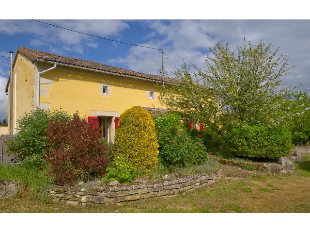 Huis te koop in&nbsp;MAIRÉ-LEVESCAULT 79190 Deux-Sèvres Poitou-Charentes France: Charmante woning met 4 slaapkamers in een rustige, mooie omgeving, met bovengronds zwembad. EXCLUSIEF BIJ BEAUX VILLAGES! Verscholen aan het einde van een rustige weg in een vriendelijk gehucht, is de...