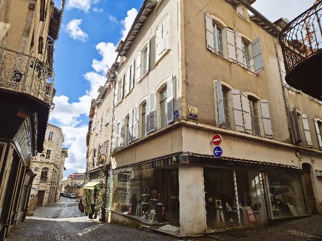 Huis te koop in&nbsp;VILLEFRANCHE-DE-ROUERGUE 12200 Aveyron Midi-Pyrénées France: Renovatieproject in het hart van Villefranche-de-Rouergue. Een zeldzame kans om een ​​prachtig 18e-eeuws pand vol historische charme te verwerven, midden in de Bastide. Geniet van het uitzicht op ...