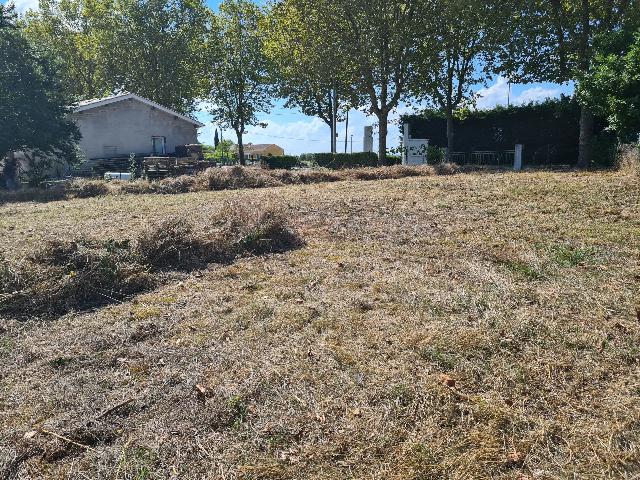 Terrain &agrave; vendre &agrave;&nbsp;CANCON 47290 Lot-et-Garonne Aquitaine France: Terrain à batir. Bord du village avec commerce<br />
Vues sur la campagne<br />
Terrain de 800 m2 avec eau, électricité et tout-à-l'égout à proximité....