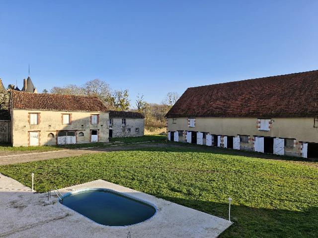 Equestre &agrave; vendre &agrave;&nbsp;BOURG-ARCHAMBAULT 86390 Vienne Poitou-Charentes France: Propriété équestre exceptionnelle de 20 ha. Propriété équestre exceptionnelle de plus de 20 hectares, située à proximité du château de Bourg-Archambault, dans un cadre rural calme, mais proc...