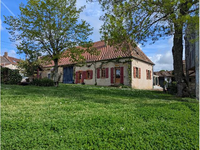House&nbsp;for sale&nbsp;BRIGUEIL-LE-CHANTRE 86290 Vienne Poitou-Charentes France: Pretty 4-Bedroom Property with Huge Potential Overlooking the Vienne Countryside. EXCLUSIVE TO BEAUX VILLAGES! This charming property is in good condition and offers significant potential for further ...