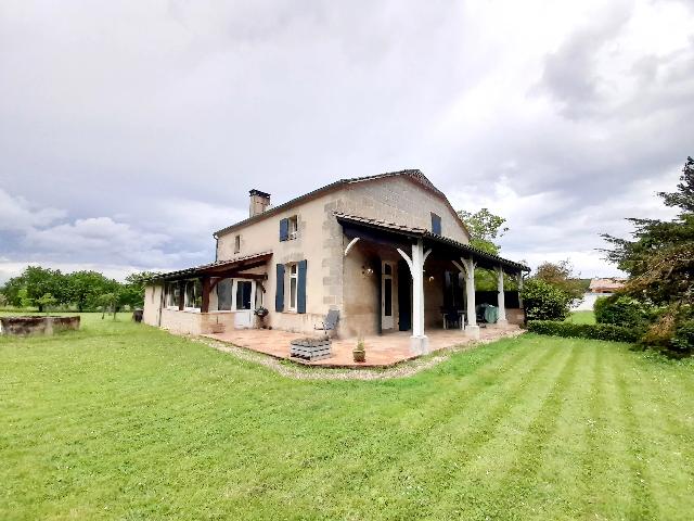 Haus&nbsp;zu verkaufen in&nbsp;SAINT-BARTHÉLEMY-D’AGENAIS 47350 Lot-et-Garonne Frankreich. Hübsches Steinhaus mit 4 Schlafzimmern, einer großen Garage und einem Carport. In ruhiger, naturbelassener Lage und voller Charme ist dieses bezaubernde Steinhaus eine Rarität. Eine überdachte Ver...
