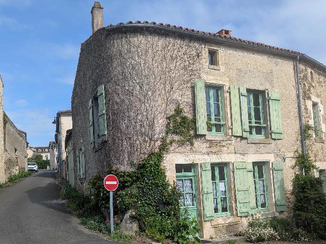 Huis te koop in&nbsp;VOUVANT 85120 Vendée Pays de la Loire France: Charmant huis in het pittoreske dorp Vouvant. Een charmant huis in een van de meest pittoreske dorpen van Frankrijk.<br />
<br />
Dit unieke, karaktervolle huis biedt een gezellige en uitnodigende sfeer. De beg...