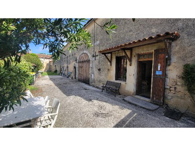 Huis te koop in&nbsp;COURCÔME 16240 Charente Poitou-Charentes Frankrijk: Een complex bestaande uit twee huizen en bijgebouwen, gelegen op een perceel van 1270 m². Het voormalige postkantoor bevindt zich in het hart van een dorp met lokale winkels (bakkerij, restaurant, ga...