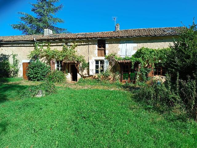 Huis te koop in&nbsp;LORIGNÉ 79190 Deux-Sèvres Poitou-Charentes France: Prachtige stenen woning met 4 slaapkamers in een rustige buurt. Deze charmante stenen woning biedt vier slaapkamers en is gelegen in een vredige buurt, op slechts 5 minuten rijden van het dorp Sauzé-...