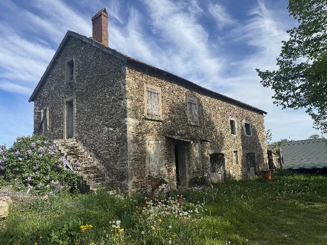 Huis te koop in&nbsp;RIEUPEYROUX 12240 Aveyron Midi-Pyrénées France: Voormalige boerderij te renoveren met 4,28 hectare grond nabij Rieupeyroux. Een voormalige boerderij te renoveren nabij Rieupeyroux, gelegen op circa 4,28 hectare met panoramisch uitzicht over het lan...