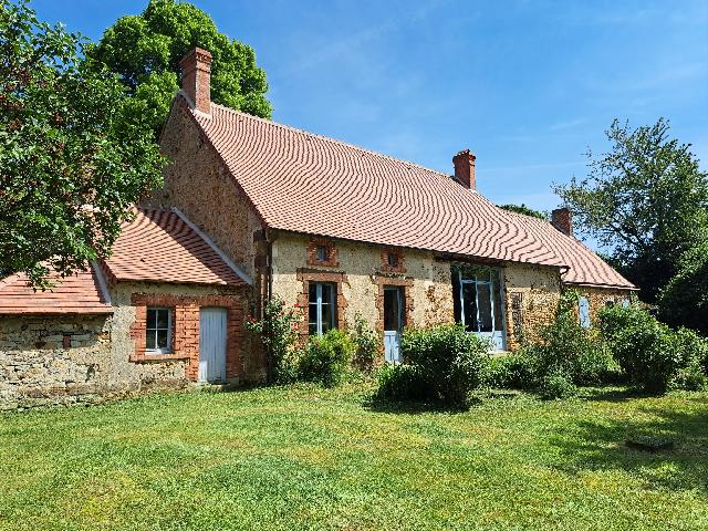 Huis te koop in&nbsp;CHAILLAC 36310 Indre Centre France: Fantastische verbouwde schuur met grond. EXCLUSIEF BIJ BEAUX VILLAGES! Een ruim familiehuis of vakantiehuis voor meerdere generaties - dit huis is voor beide doeleinden geschikt.<br />
<br />
Het hart van deze ...
