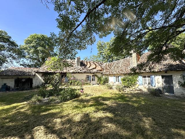 Maison &agrave; vendre &agrave;&nbsp;MONTPON-MÉNESTÉROL 24700 Dordogne Aquitaine France: Maison périgourdine de caractère avec dépendances et terrain de plus de 4000 m² – Proche de Montpon-Ménestérol. Au cœur d’un environnement paisible et verdoyant, découvrez cette authentiqu...
