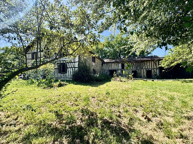 House&nbsp;for sale&nbsp;DÉMU 32190 Gers Midi-Pyrénées France: Authentic Gascon house. Between Eauze and Vic-Fezensac, this approximately 170 m² Gascon house stands out for its authenticity and the soul it exudes from the first moments.<br />
<br />
Its half-timbered faca...