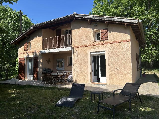 Equestre&agrave; vendre &agrave;&nbsp;SÉRIGNAC 82500 Tarn-et-Garonne: Maison familiale de 3 chambres sur 5 hectares avec champs et bois – Sérignac, Tarn-et-Garonne. Belle maison familiale de 120 m², de style traditionnel lomagnol, construite en 1983, située dans la...