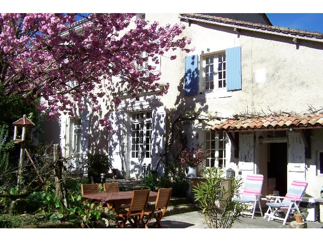 Ferienhaus/Pension&nbsp;zu verkaufen in&nbsp;MAREUIL 24340 Dordogne Frankreich. Bezauberndes Haus mit 3 Schlafzimmern und 2 Ferienwohnungen im Périgord Vert. Eingebettet in die grüne Landschaft des Périgord Vert bietet dieses außergewöhnliche Anwesen ein charmantes Haupthaus...