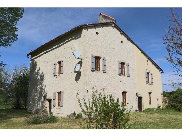 Haus&nbsp;zu verkaufen in&nbsp;LES PINS 16260 Charente Frankreich. Historisches Logis aus dem 17. Jahrhundert. EXKLUSIV BEI BEAUX VILLAGES! Dieses Anwesen ist wahrlich einzigartig. La Baronniere, dessen Ursprünge Mitte des 17. Jahrhunderts im Besitz der Adelsfamilie...