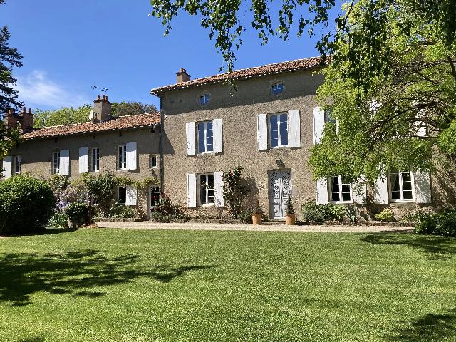 Huis te koop in&nbsp;PARTHENAY 79200 Deux-Sèvres Poitou-Charentes France: Schitterende Maison de Maitre met 2 hectare grond. Zelden beschikbaar: Deze prachtig gerenoveerde, grote en ruime Maison de Maitre ligt in een privé-park van 2 weelderige hectare met zwembad, poolhou...