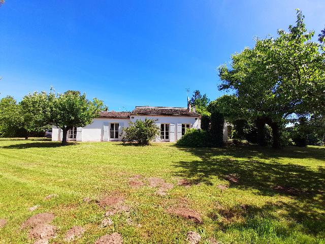Huis te koop in&nbsp;PORT-SAINTE-FOY-ET-PONCHAPT 33220 Gironde Aquitaine France: Prachtige locatie met panoramisch uitzicht op de rivier! Geen zwembad nodig, want u heeft uw eigen toegang tot de rivier, ideaal om te zwemmen in open water, te vissen, te kanoën en er is zelfs een k...